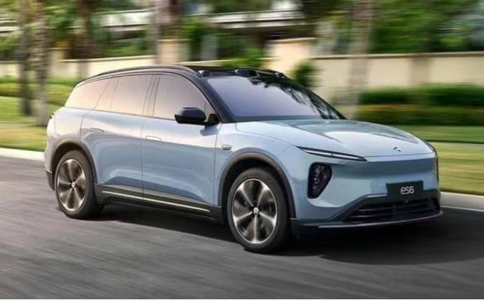 《2023新能源汽车女性用户洞察报告》显示，女性群体对新能源汽车的偏好程度达66