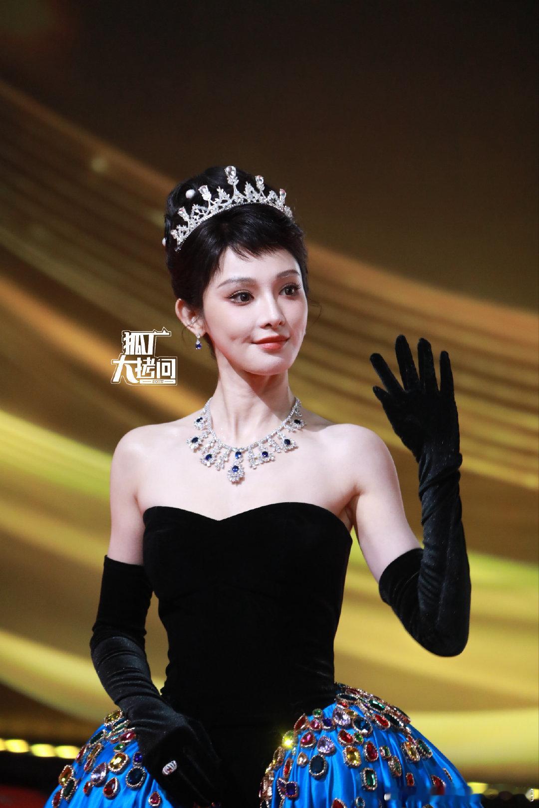 我觉得尹涛还是会拍人的，彭小苒在暗河传里比东宫还漂亮，但是今天国剧盛典活动又没那