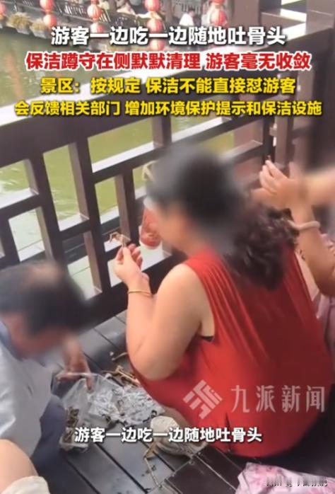 “太没素质了！”8月17日报道，河南开封，两名游客坐在景区吃东西，她们一边吃一边