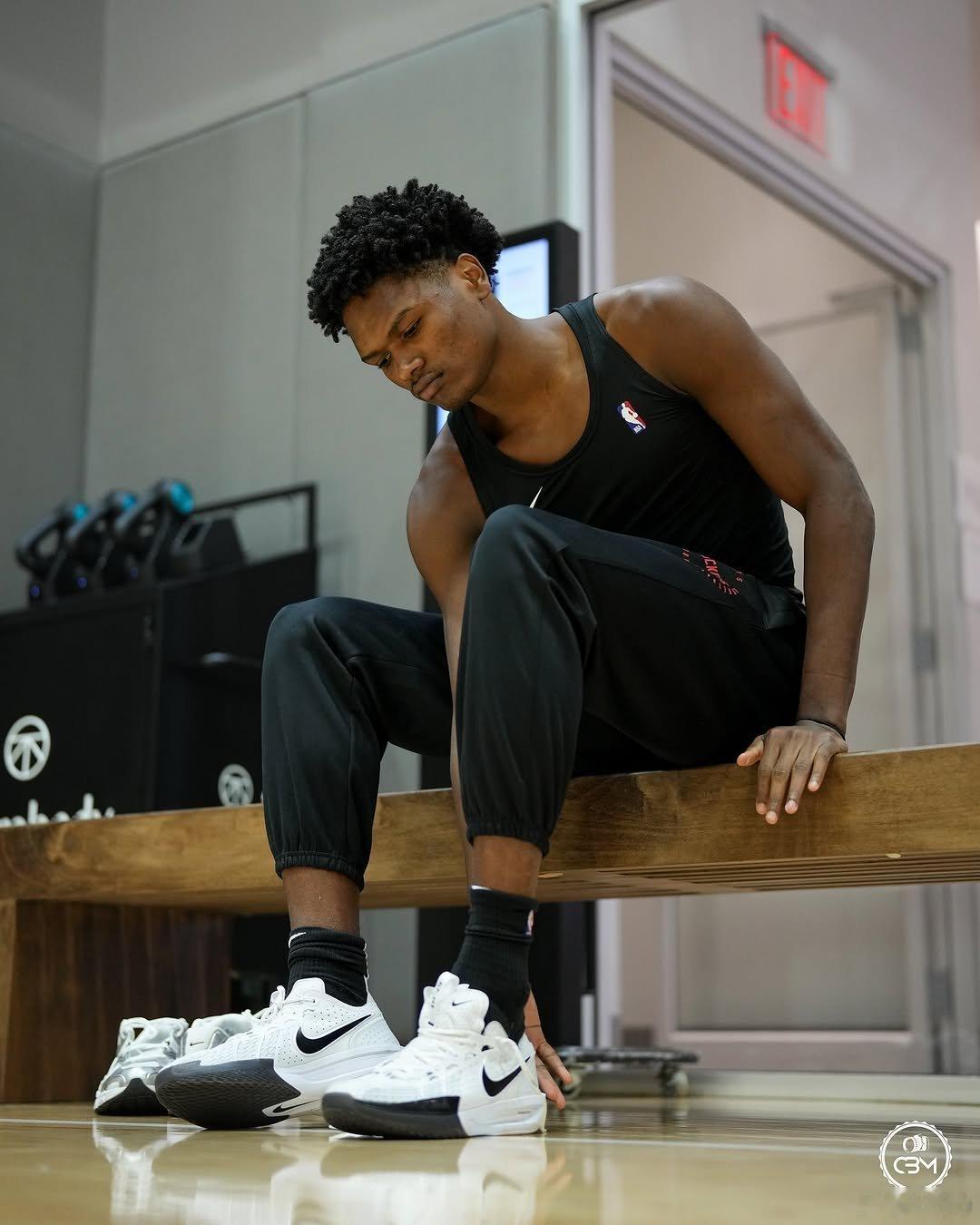 阿门因左腿股四头肌肌腱炎将缺席明天对国王的比赛阿门汤普森休斯顿火箭 斜坡首发？？