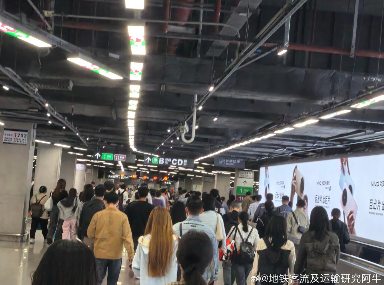 网友：2025-10-23（周四，阴）18：50，深圳地铁车公庙站厅客流情况。