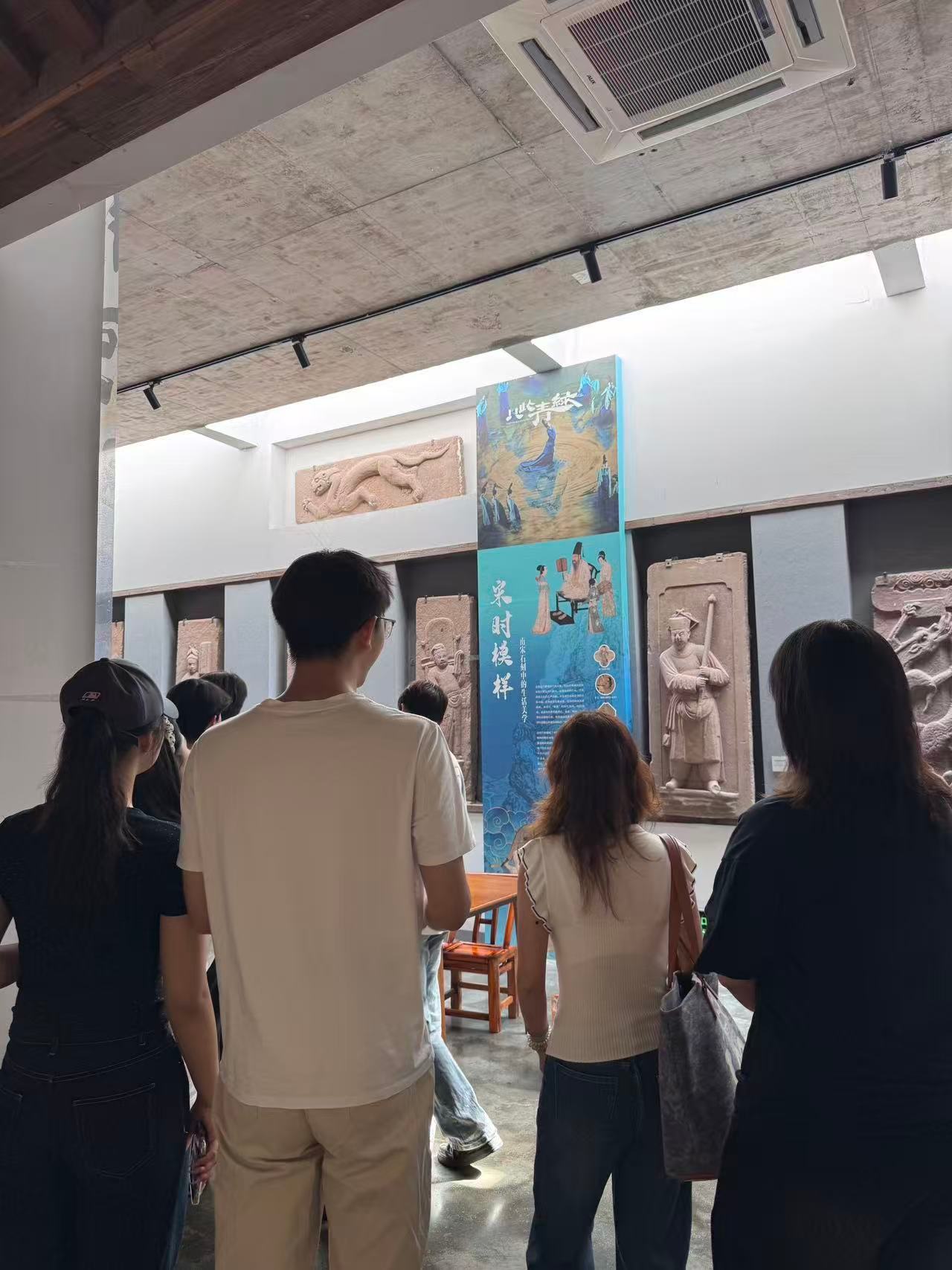 来长沙望城体验新婚加文旅特色活动一纸婚约，古建为证。在望城区领取结婚证后，新人走