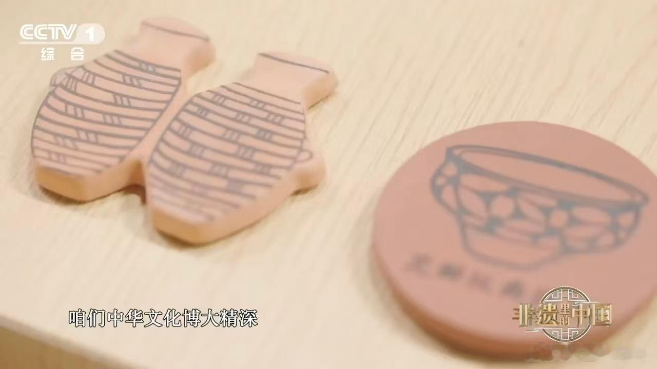 几千年前的陶瓶喝完水自动下班无需人为扶稳的汲水陶瓶，利用重心变化自主立起，谁能想