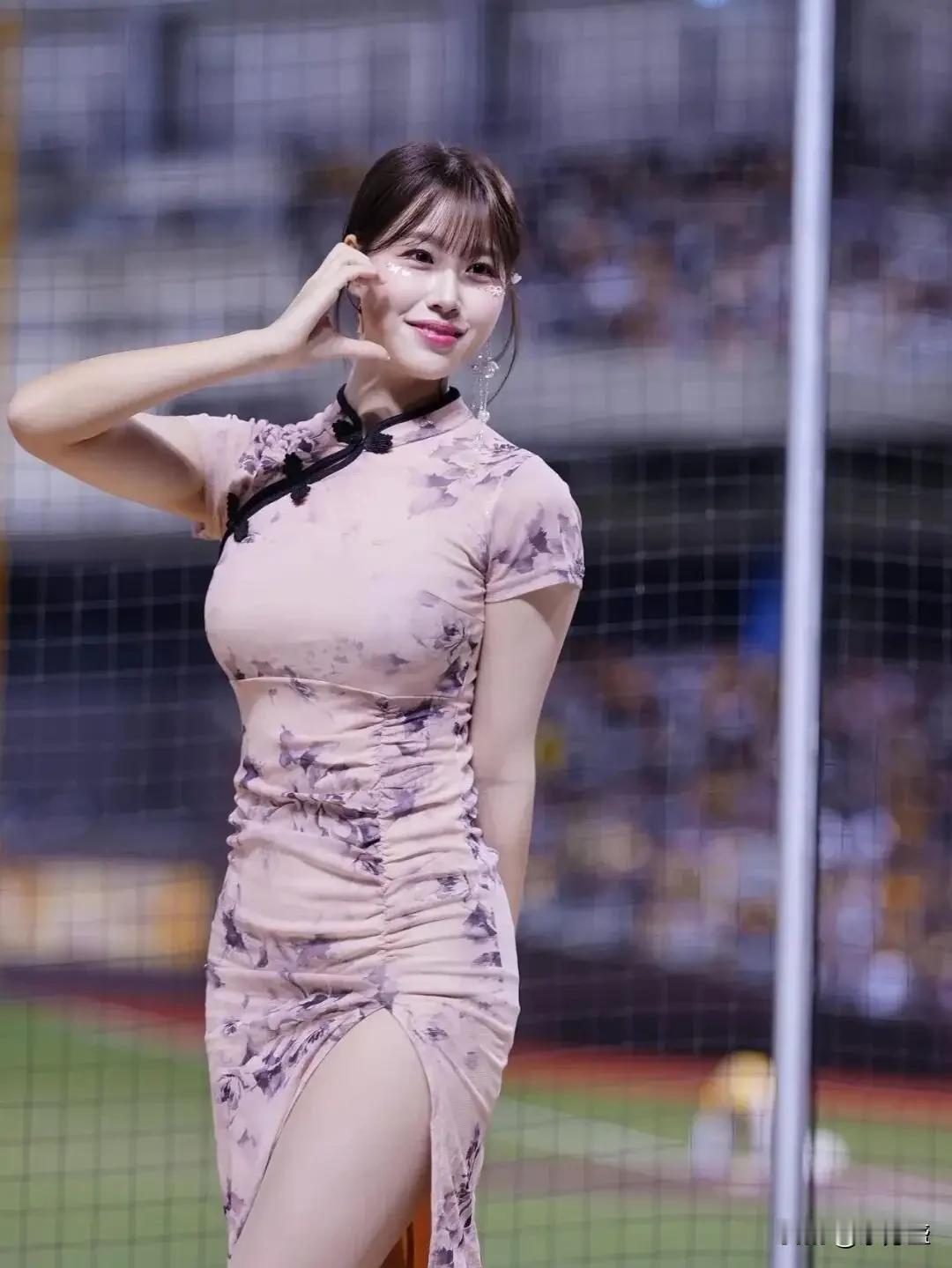 这姑娘穿旗袍真好看！