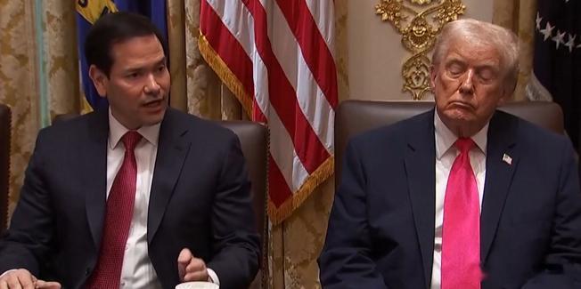 川普年纪还是大了，“瞌睡乔”也附身在他身上。美国国务卿鲁比奥在内阁会议上讲话时，