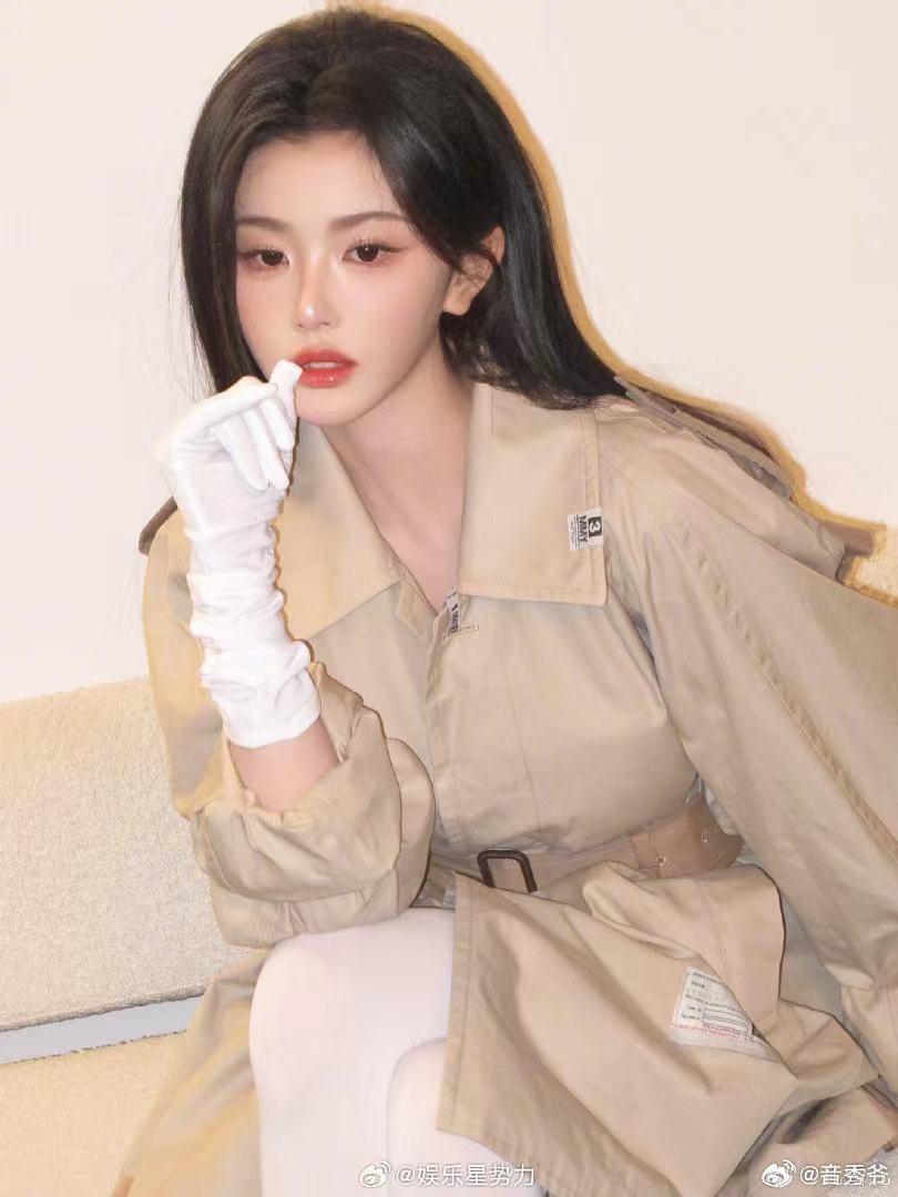 孔雪儿也太爱听烂梗了吧 孔雪儿真的是一点架子都没有的温柔美女，机场被粉丝用烂梗逗