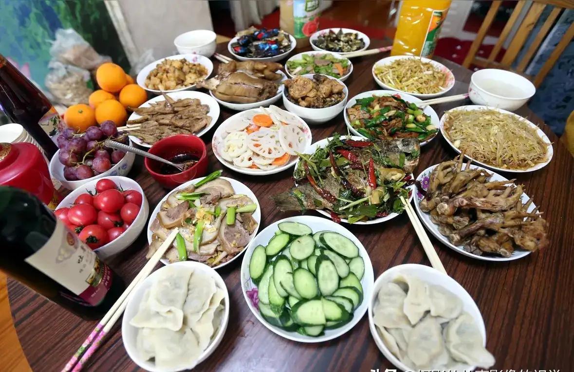 除夕夜，监控里那个孤独吃饺子的背影，让300万网友哭着喊“爸，等我回家！”

1