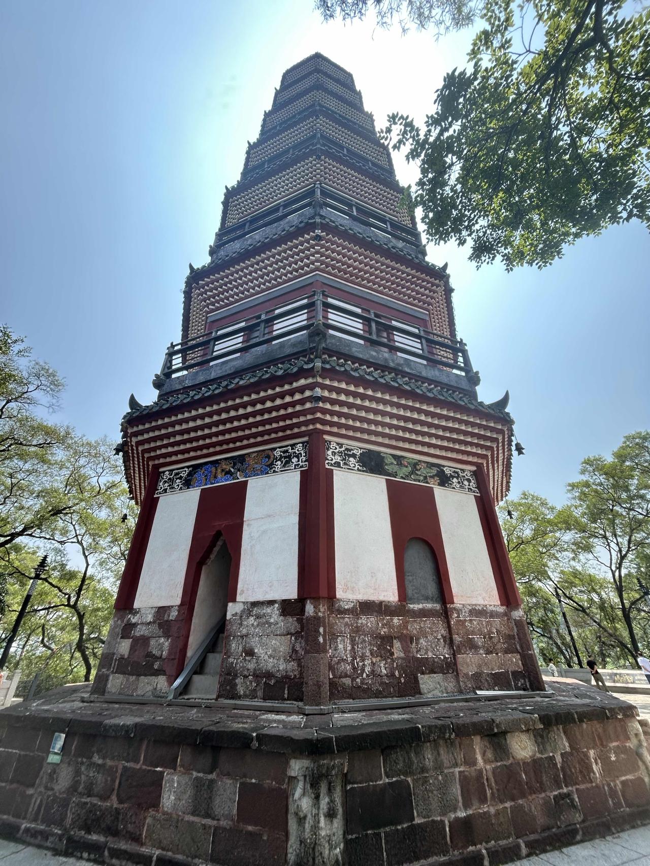 顺德青云塔，建造初衷是因为倪尚忠很懂风水，认为顺德东南“水口”开阔、气脉难聚，建