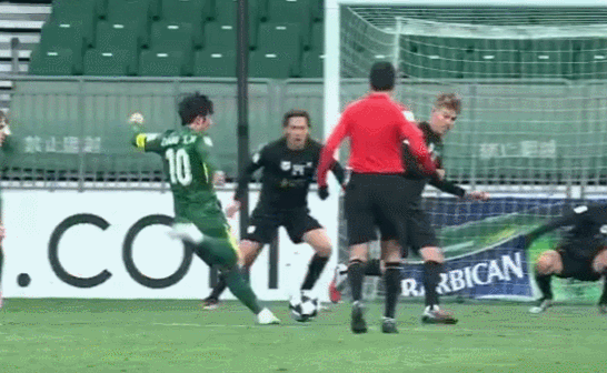 张稀哲怒射踢高，北京国安跟麦克阿瑟半场一球未进。
亚冠二级联赛小组最后一轮，已经