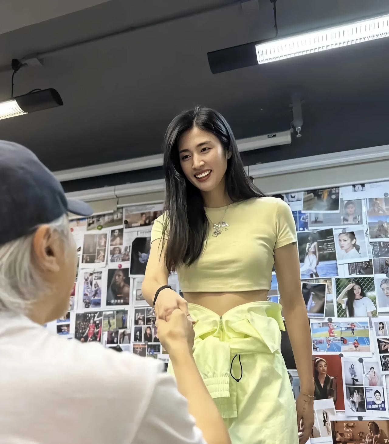 这个只露背影，还花白头发的男人，成功在美女面前抢镜。
难得看见周星驰这么可爱的一