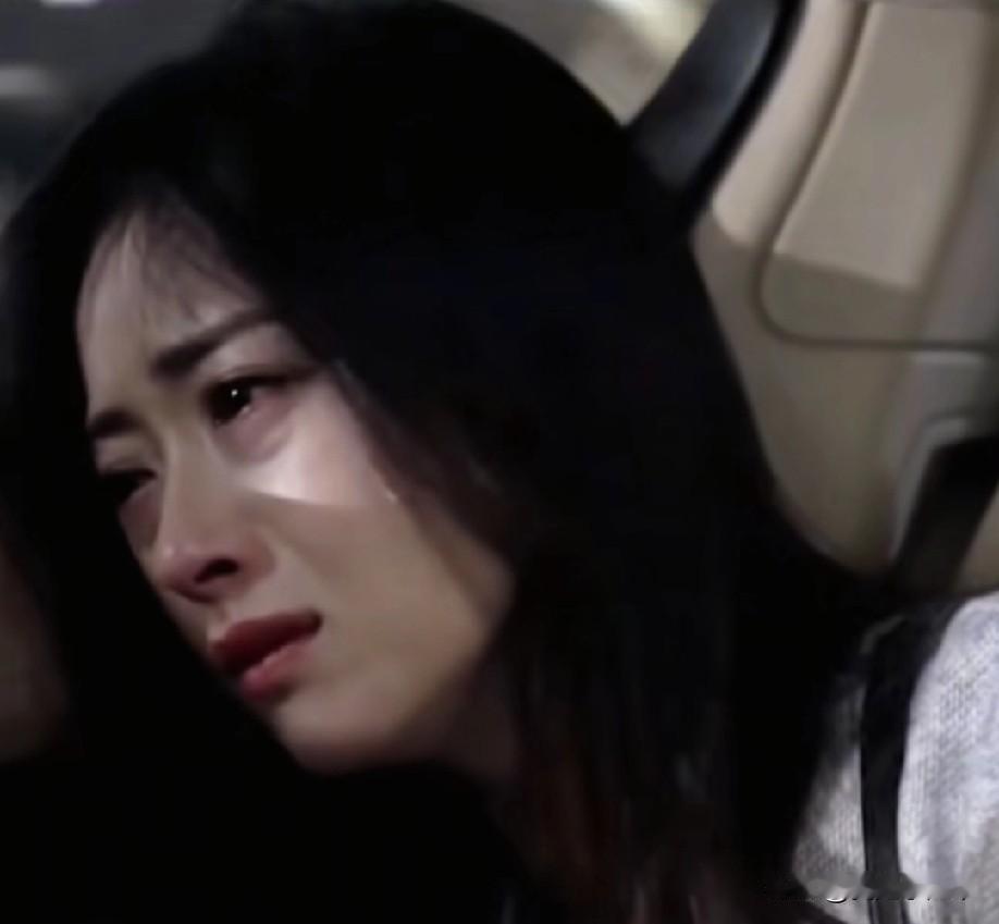 《冬风吹又生》开机，看到陈都灵和蒋欣在新剧里演母女，第一反应，这俩站一块更像是姐