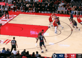 太搞笑！火箭双塔一看邓恩三分线外接球，转身就去抢篮板！
北京时间12月12日，火