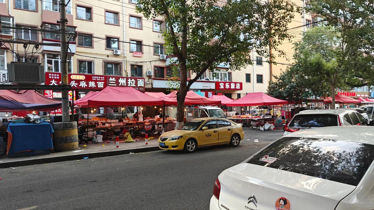 上世纪90年代末，五叙街上一家小吃开张了，小店名字叫“老乐小吃”，就是80年代的