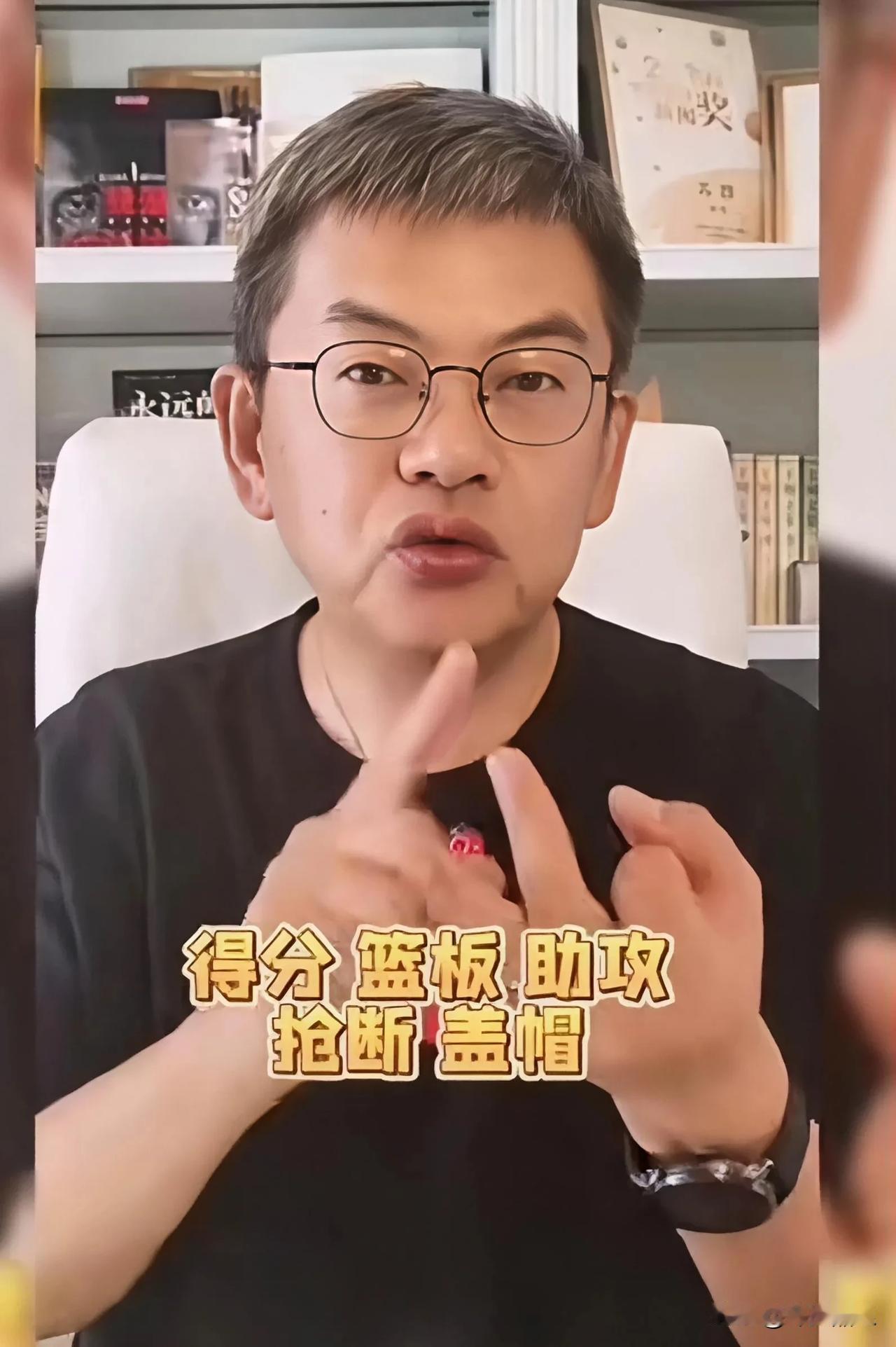 苏群在社媒说，郭士强今晨骂王俊杰是不对的，只能事与愿违。上半场王俊杰攻防表现都十