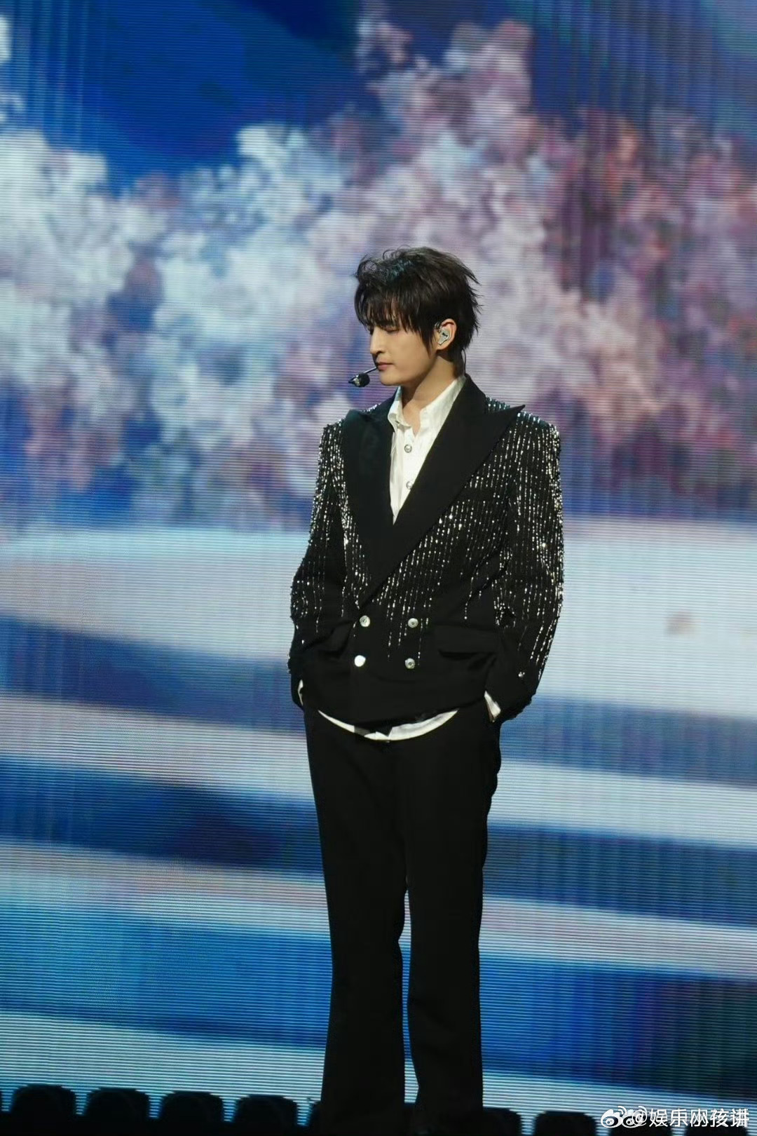 张远演唱会版嘉宾be感好重 现场版《嘉宾》自带虐心滤镜，张远沉浸式演唱，情绪饱满