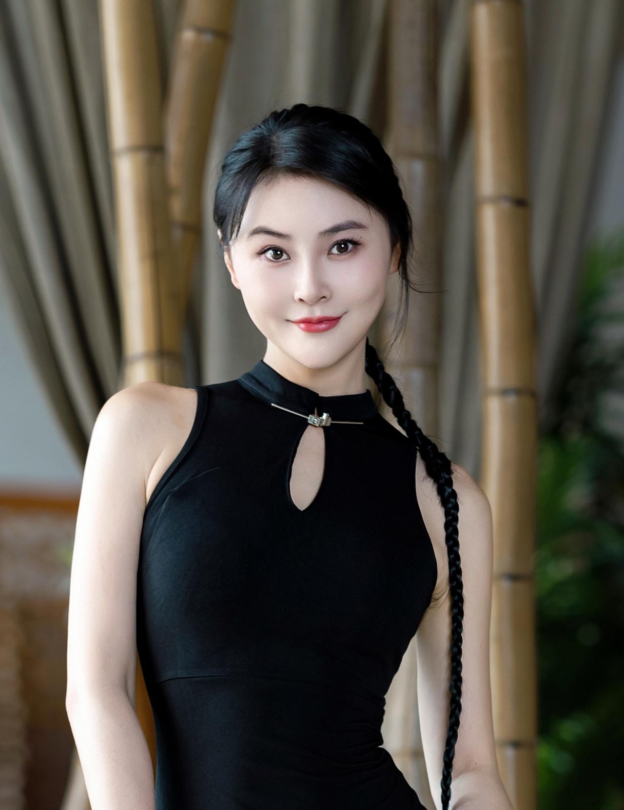 环球小姐冠军. 吴丹中式旗袍