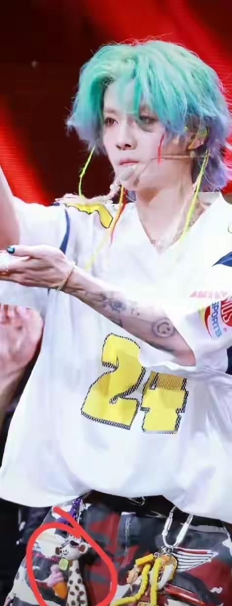 鹿晗关晓彤戴了同样的挂件鹿晗关晓彤今年七夕没在一起，而且今年也没发微博庆生，但是