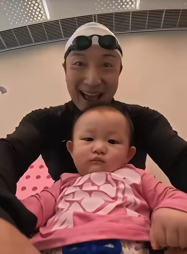 方力申带女儿Isla体验游泳课，Isla一开始有点紧张，但是很快就适应了，而且在