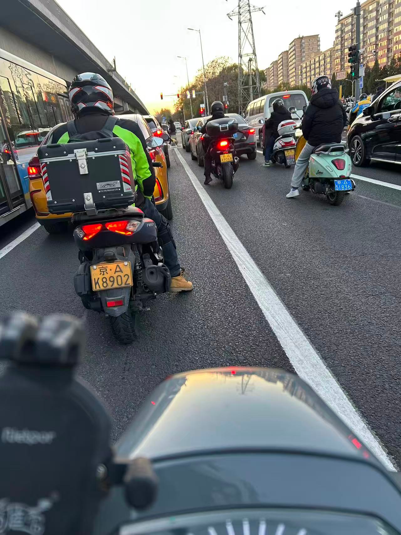 不知道的以为京A摩托车牌随便上呢，随手一拍就这么多