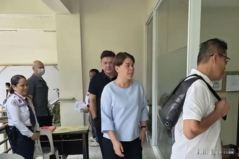 全家都是暴脾气，更像是马科斯做局的仙人跳？保罗在酒吧与人纠纷，直接成了被告，起诉