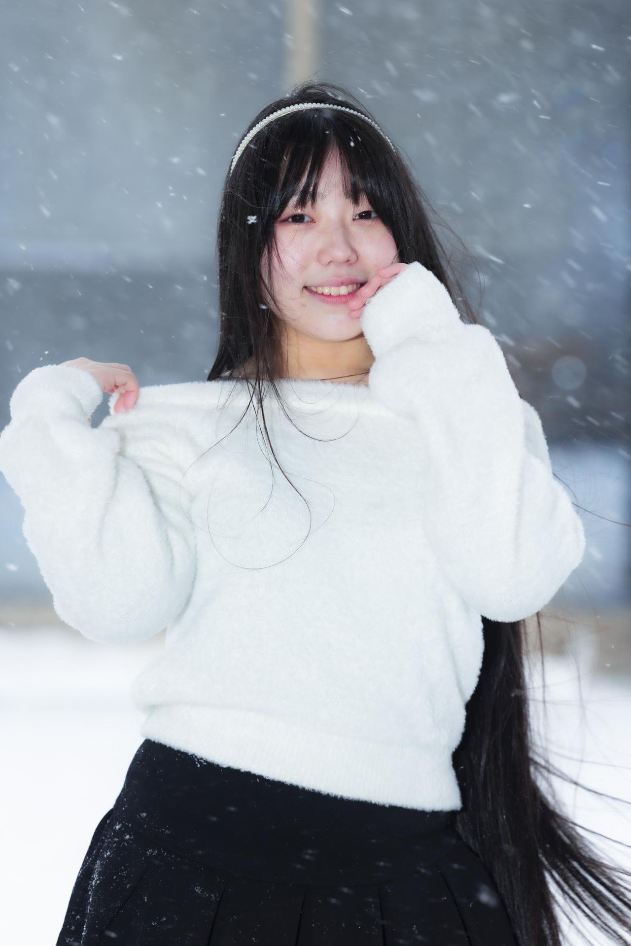 雪中少女笑，暖意满心间