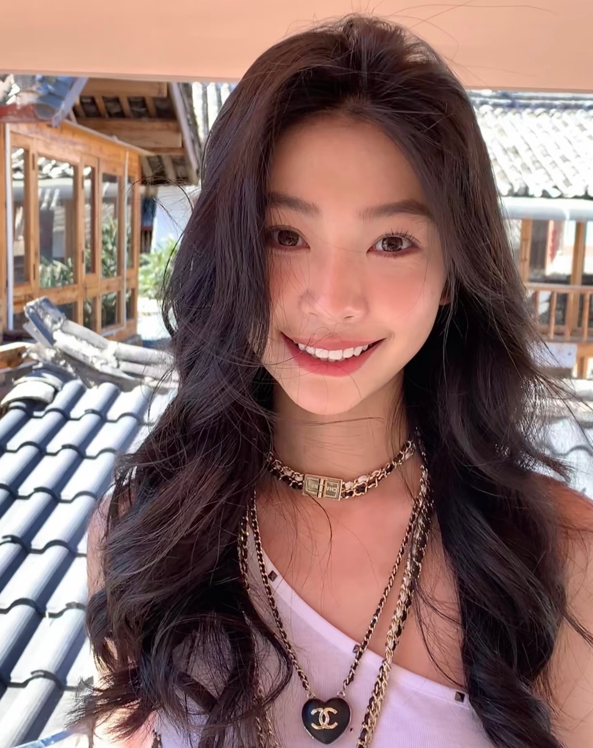 易梦玲被裁掉的女孩易梦玲现实版被裁掉的女孩虽然对她无感，但是努力的人总不会差的 
