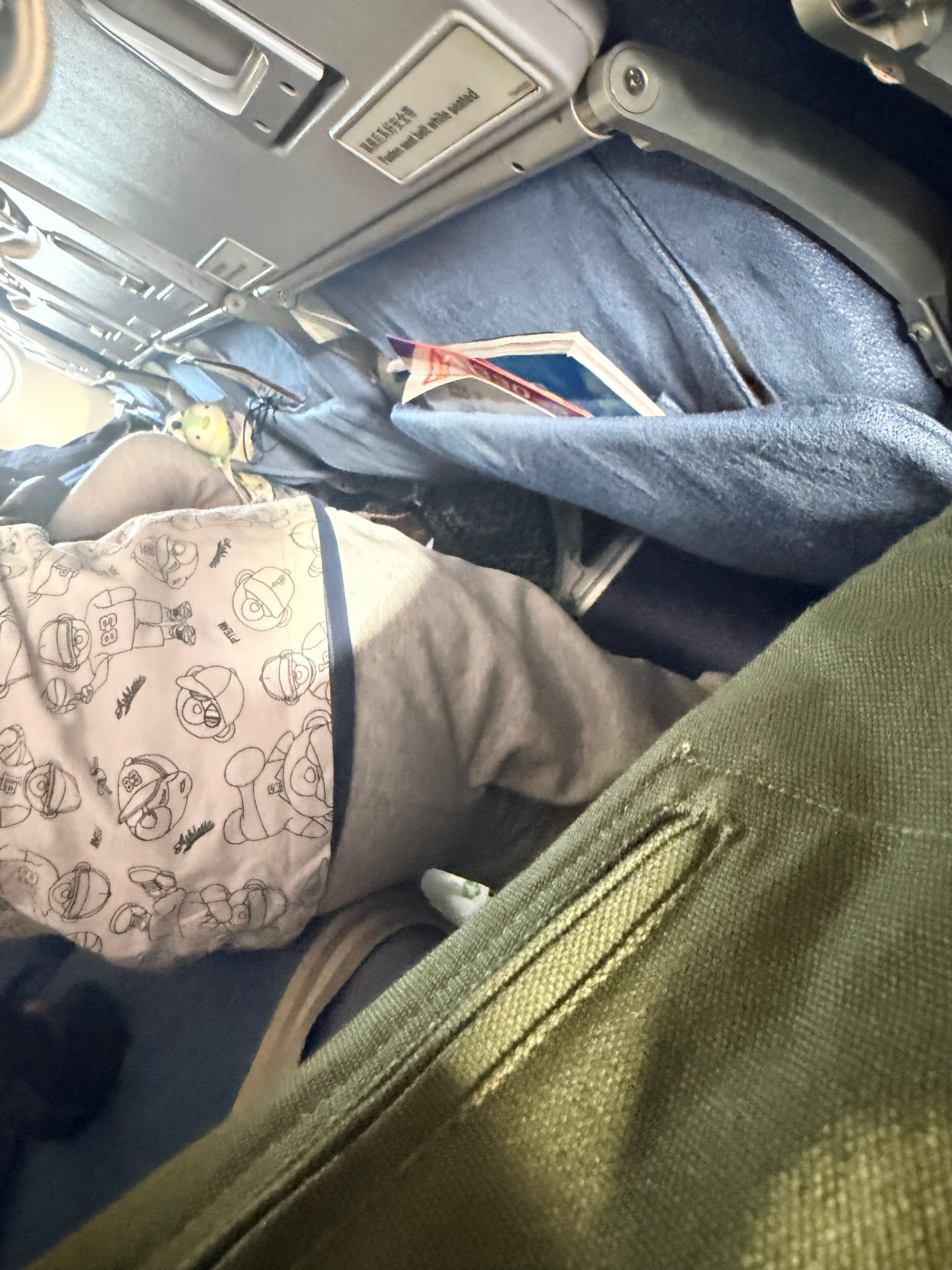 我收回以前说AirPods4（降噪版）降噪管用的话了直到我刚刚在飞机上旁边坐了两