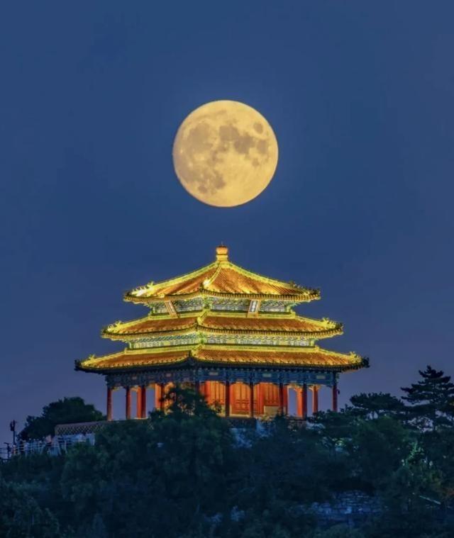 手机怎么拍好月亮？这样设置，月亮又大又清晰！

夜空里的月亮明明轮廓分明，手机一