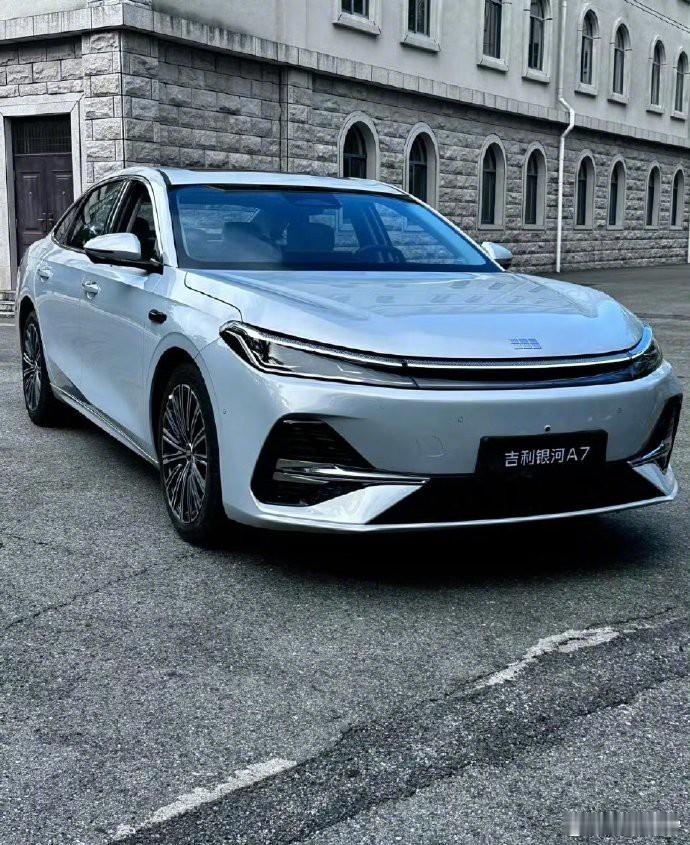 吉利银河A7，开启8万级家轿新纪元。搭载雪神AI电混2.0技术，油耗低至2L，续