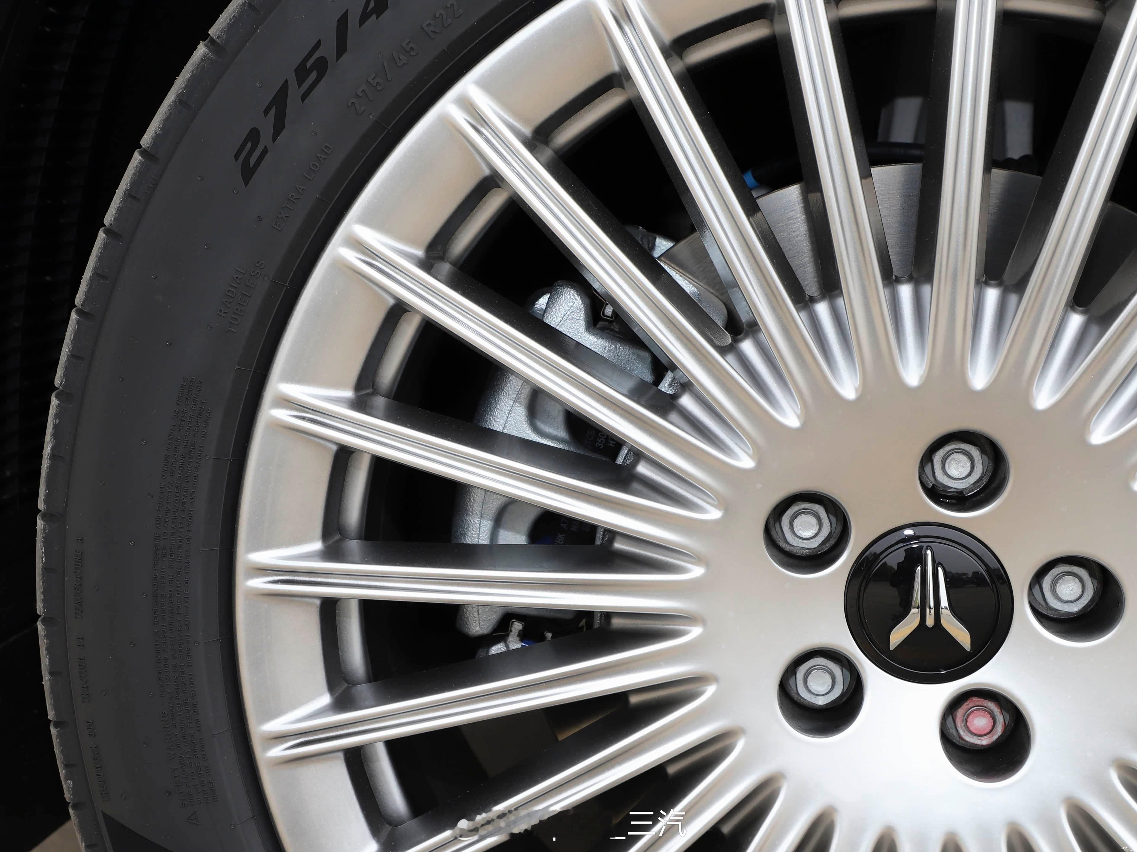 轮毂设计 注意看，现在的法兰面是越来越大了 蔚来的设计更巧妙一些，做成黑色，不注