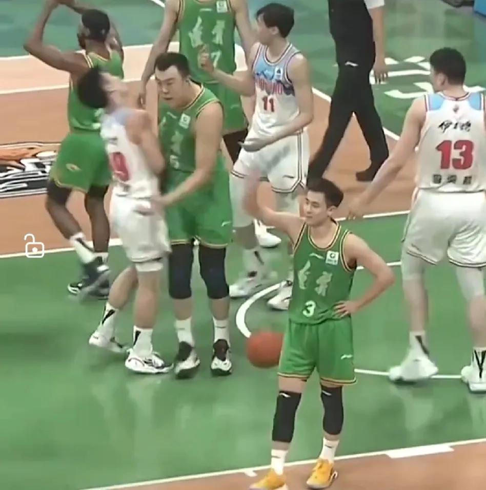 于德豪怎么敢和韩德君硬碰硬的，大韩一发力于德豪就倒地不起了，后卫和中锋相撞不怕骨