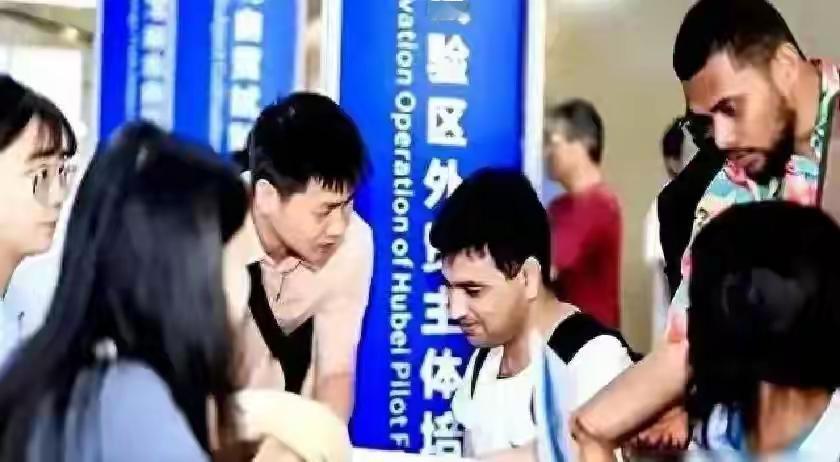 尴尬了！美国不留，中国不要，这届留学生活成了“夹缝中的一代”
 
一觉醒来，发现