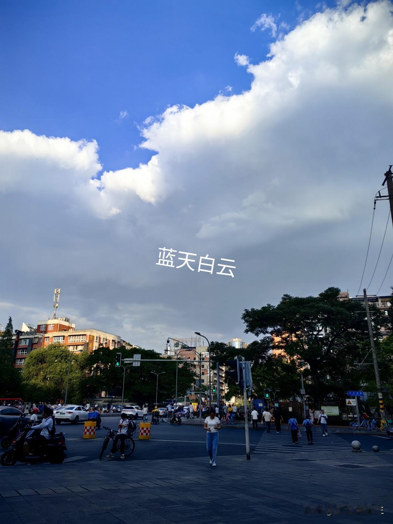 一张照片展示城市的暮色
