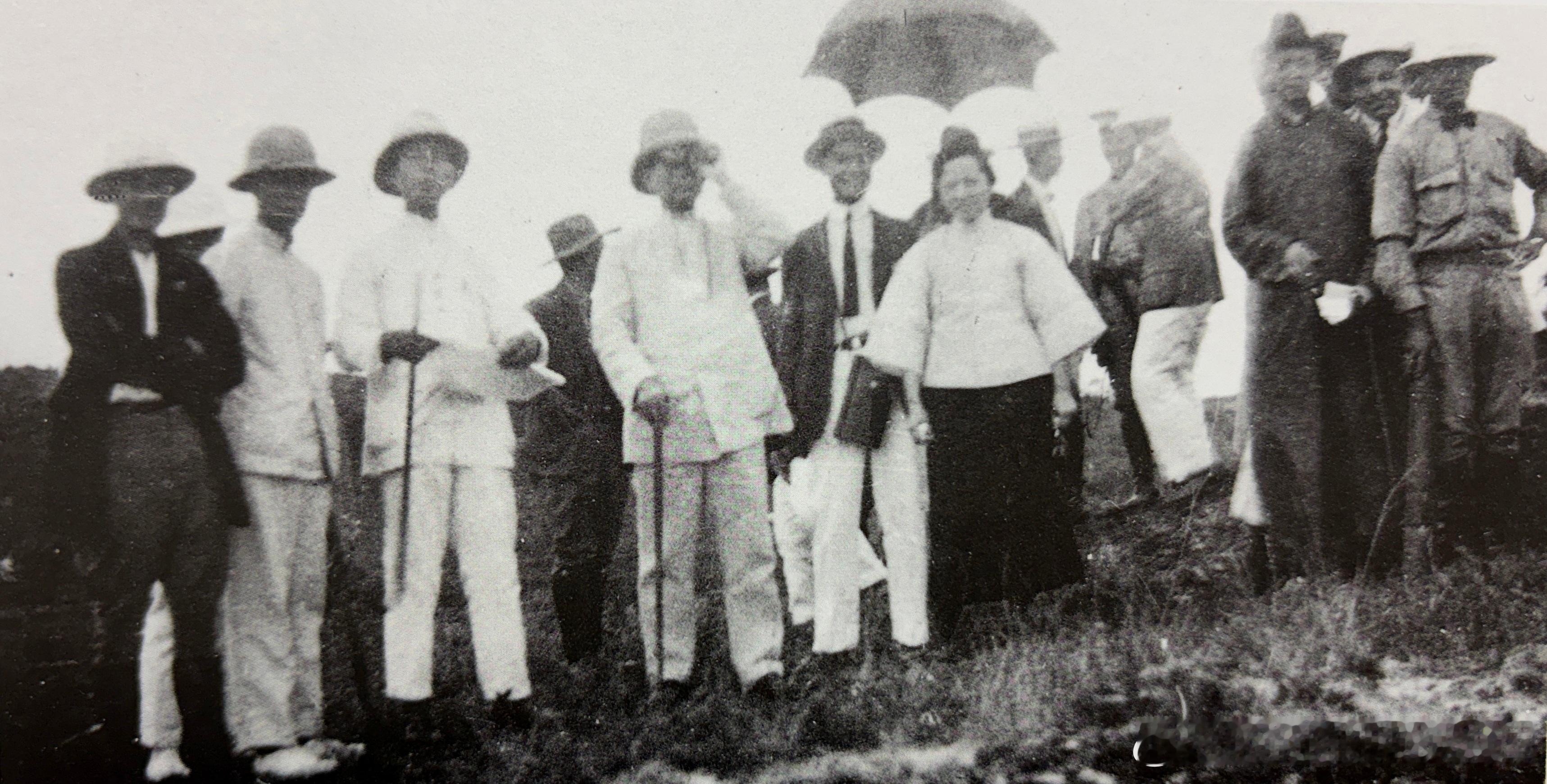 1922年5月6日孙中山赴韶关督师北伐。图为孙中山、宋庆龄与随行人员在韶关前线阵