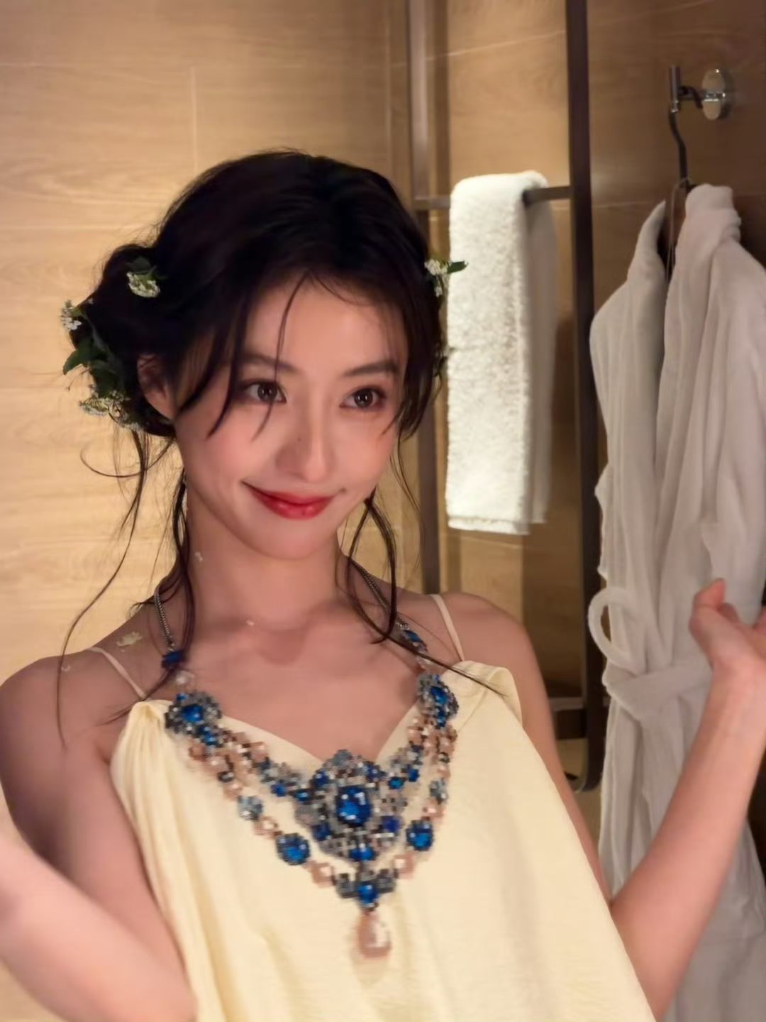 胡连馨收到了粉丝做的拼豆项链哈哈哈胡连馨咋这么可爱，收到粉丝做的拼豆项链立马就拍