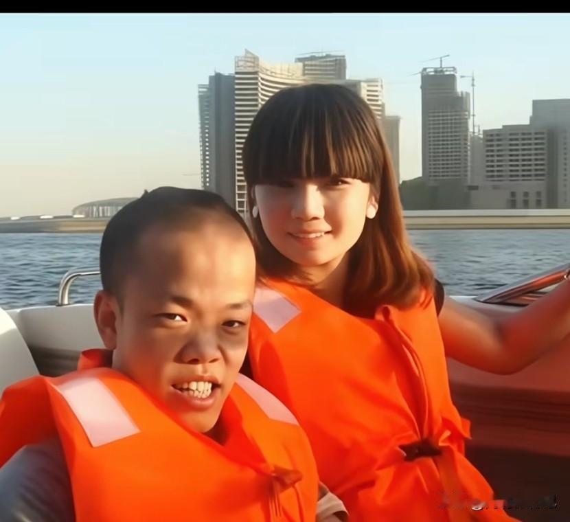你们相信吗，这个女的追这个男的，追了三年这个男的才答应做她老公。
这个男的而且是