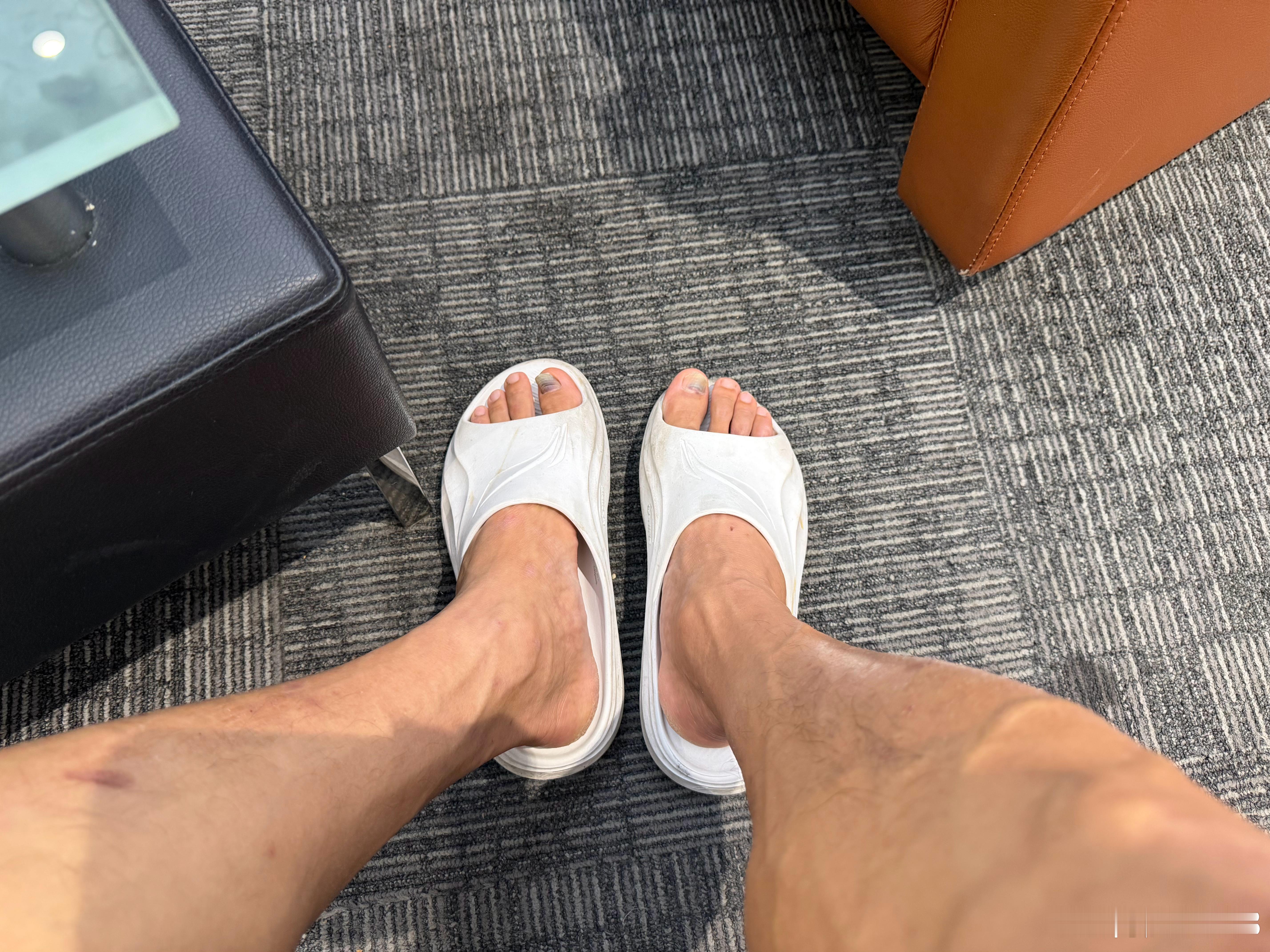 中国男人正在抛弃皮鞋我真的好多年没穿过皮鞋了，夏天甚至都没怎么穿过长裤，主要四川
