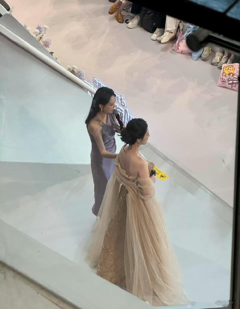 杨紫都瘦成啥样了 杨 紫 都 瘦 成 啥 样 了，休息的时候可以多吃点 太瘦了姐