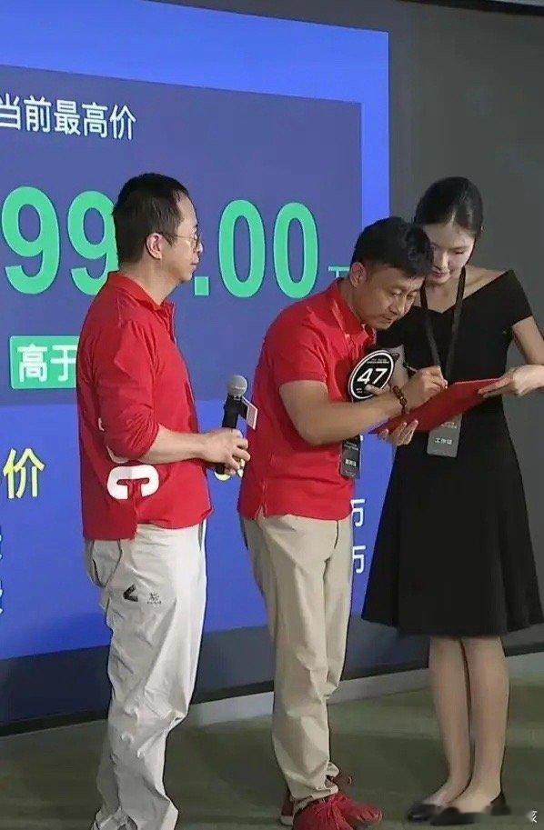 老周这波卖车的小品策划的真不错。本来一个边缘车企投资人，一下根整个车展抢流量了。