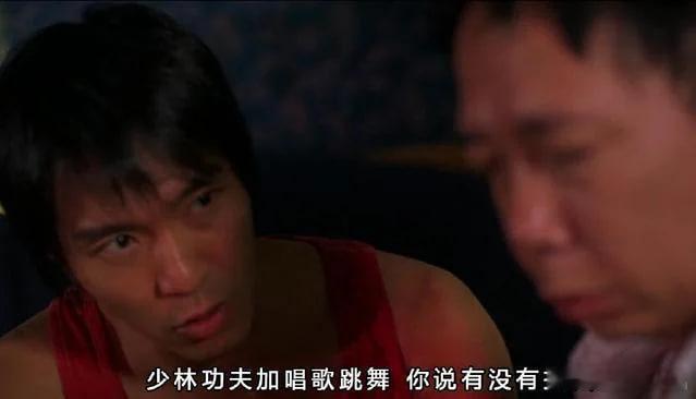 致敬星爷？释永信一边踩缝纫机，一边问旁边踩缝纫机的李铁: 
