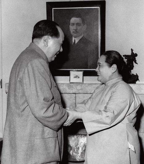 自然灾害下，毛主席探望宋庆龄的温情一刻。1961年5月11日，有张照片记录下珍贵