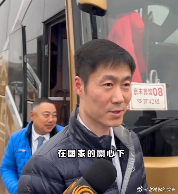 王励勤刘国梁出席两会 两会同框画面暖心，王励勤受访回应饭圈问题，称整体状况已改善