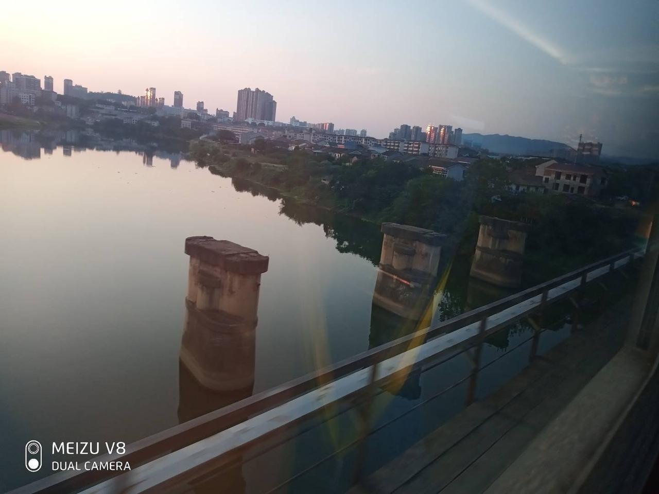 株洲城是怎么形成的?株洲因铁路而兴。
远古时，这里称槠洲。是因江中多沙洲，洲上多