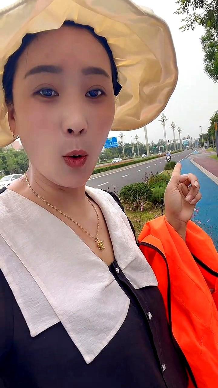 今早十点，彭州牡丹大道中段，太阳刚冒头。
我提一袋打包面，反光背心塞裤兜，从厂区