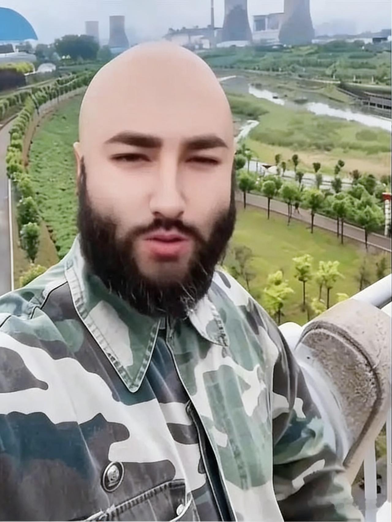 给我本乌克兰语的《钢铁是怎样炼成的》。毕竟乌克兰才是保尔柯察金的祖国嘛。柯察铁、