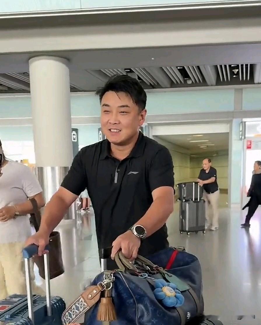 国乒大部队回到北京了，看到有很多球迷过来接机！

虽然国乒男队这次取得成绩不理想