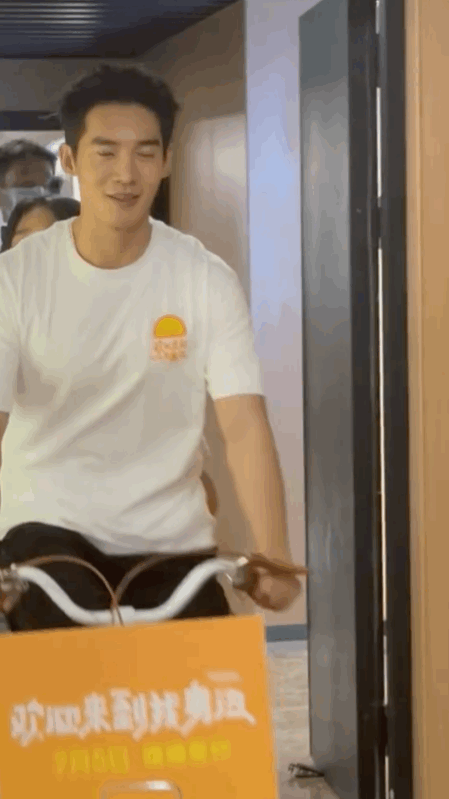 #于适王影璐骑单车入场好甜# 楠呱舟甜度爆表！！《欢迎来到我身边》首映礼现场，于