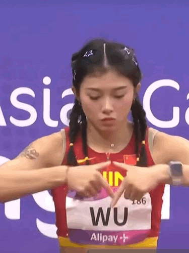 吴艳妮，再次引发热议！
首秀跑出12秒80，小组第一成功晋级，刘翔才12秒88。