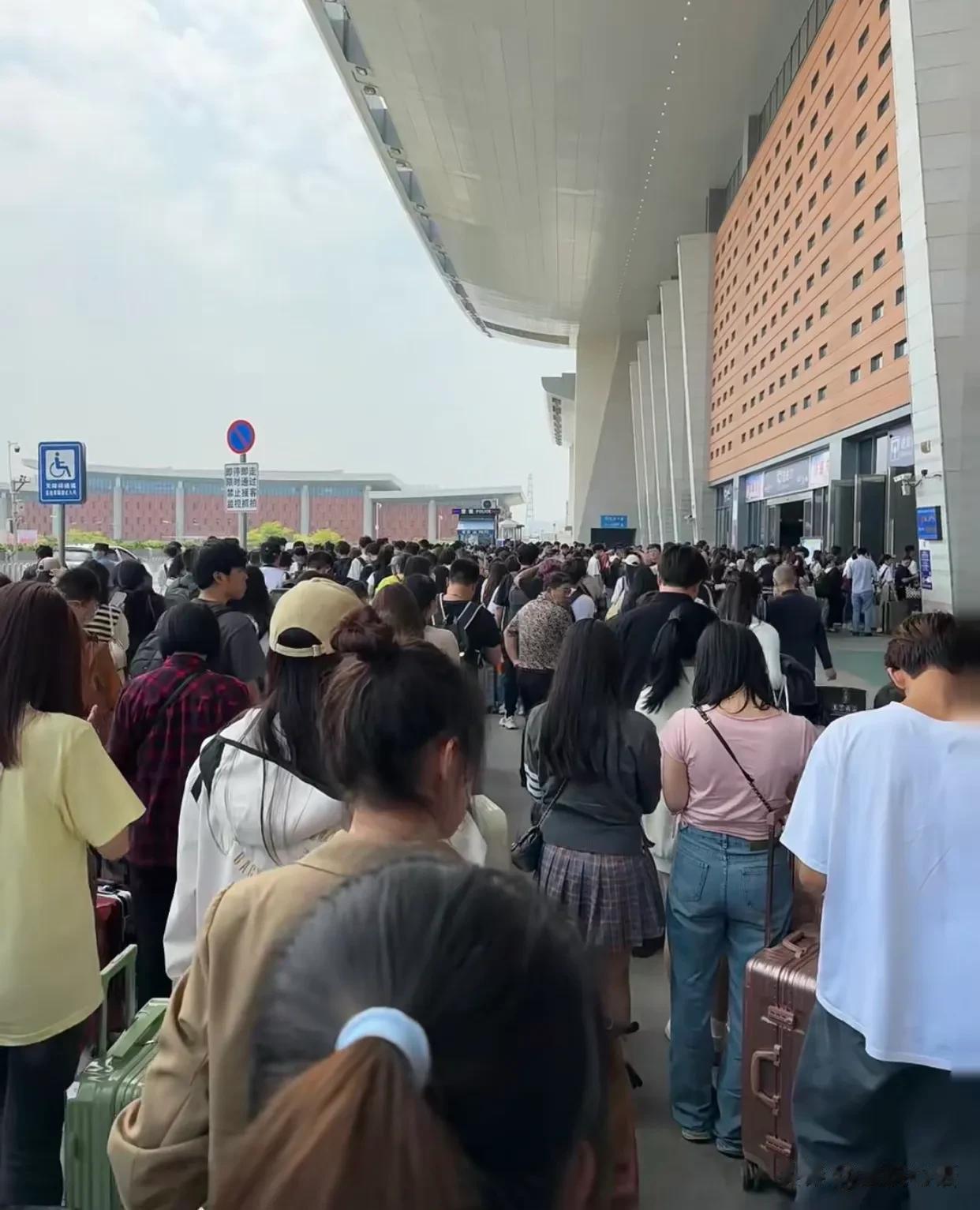 28号泉州动车站爆满……
好多人排队啊，差点发生踩踏 
泉州站这边，大学生都准备