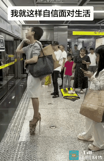一个大小伙子非要打扮成女人相，图啥？是好看还是真能嫁人收彩礼咋的！
男人要有阳刚